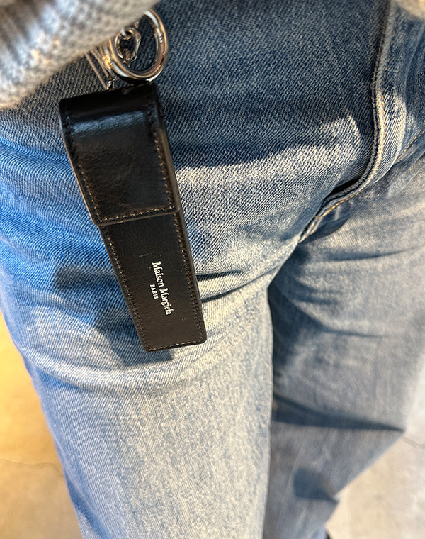 Maison Margiela メゾンマルジェラ｜LEATHER HOLDER CHARM SA1VL0044