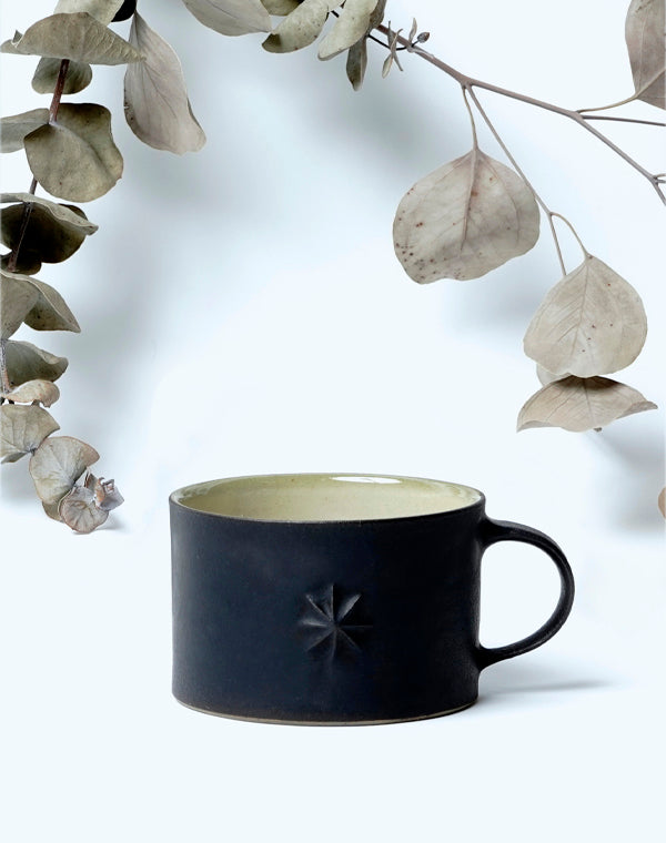 コーヒーカップ(星) / 904413193022 金属を混ぜて作られる器。ざらっと