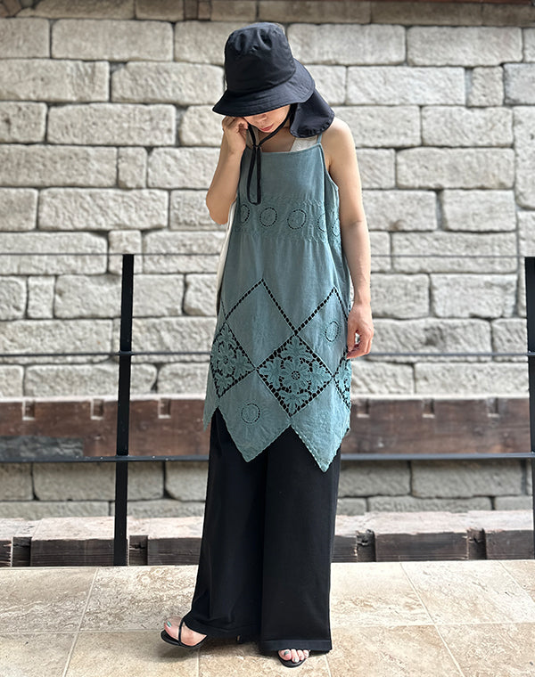 
                  
                    Load image into Gallery viewer, Sylvia-cami corduroy / 303817252003
                  
                