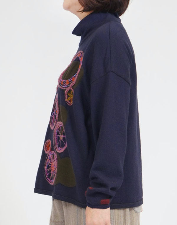 
                  
                    Load image into Gallery viewer, フラワープレート刺繍入りプルオーバー / BEF07611WA
                  
                