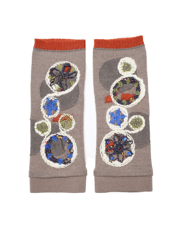 
                  
                    Load image into Gallery viewer, フラワープレート刺繍入りアームウォーマー / BEF07615WA
                  
                