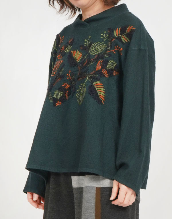 
                  
                    Load image into Gallery viewer, 製品染めリーフ柄刺繍入りブラウス / BEF07657WA
                  
                