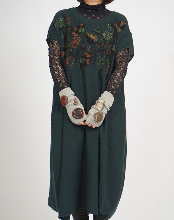 
                  
                    Load image into Gallery viewer, 製品染めリーフ柄刺繍入りキャップスリーブワンピース / BEF07658WA
                  
                