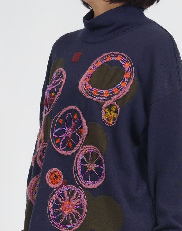 
                  
                    Load image into Gallery viewer, フラワープレート刺繍入りプルオーバー / BEF07611WA
                  
                