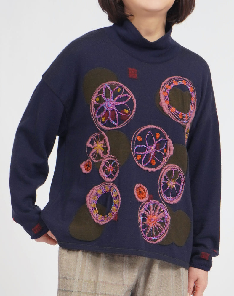 
                  
                    Load image into Gallery viewer, フラワープレート刺繍入りプルオーバー / BEF07611WA
                  
                