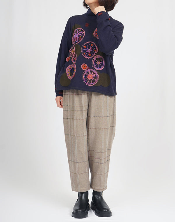 
                  
                    Load image into Gallery viewer, フラワープレート刺繍入りプルオーバー / BEF07611WA
                  
                