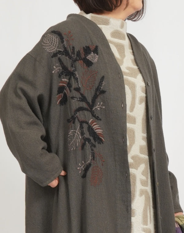 
                  
                    Load image into Gallery viewer, 製品染めリーフ柄刺繍入りシャツワンピース / BEF07660WA
                  
                