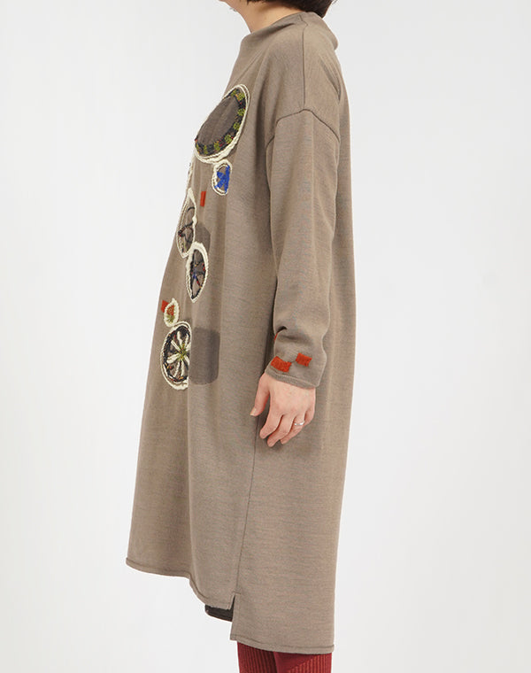 
                  
                    Load image into Gallery viewer, フラワープレート刺繍入りロングチュニック / BEF07612WA
                  
                