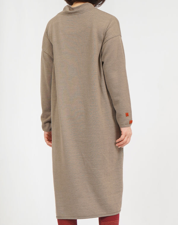 
                  
                    Load image into Gallery viewer, フラワープレート刺繍入りロングチュニック / BEF07612WA
                  
                