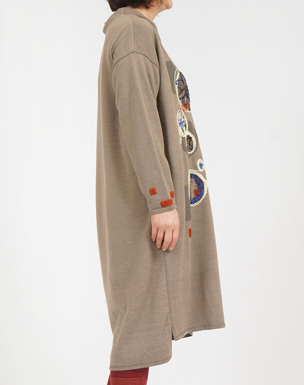 
                  
                    Load image into Gallery viewer, フラワープレート刺繍入りロングチュニック / BEF07612WA
                  
                