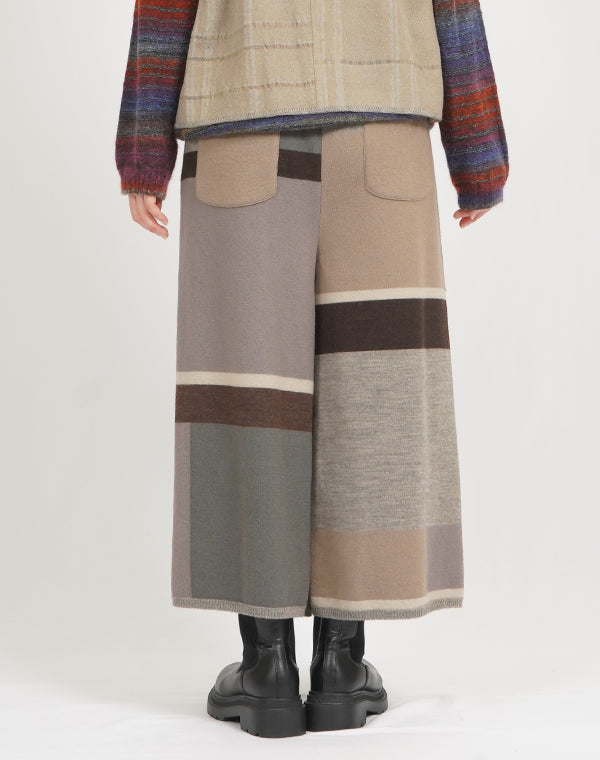 
                  
                    Load image into Gallery viewer, 圧縮ウールニットパンツ / BEF07635WA
                  
                