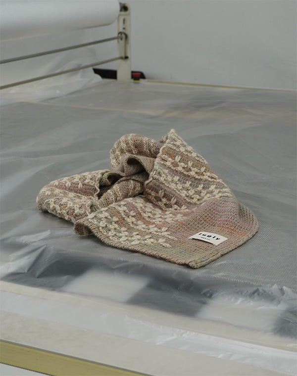 
                  
                    Load image into Gallery viewer, Roving Thread Scarf / BEA25403UA
                  
                