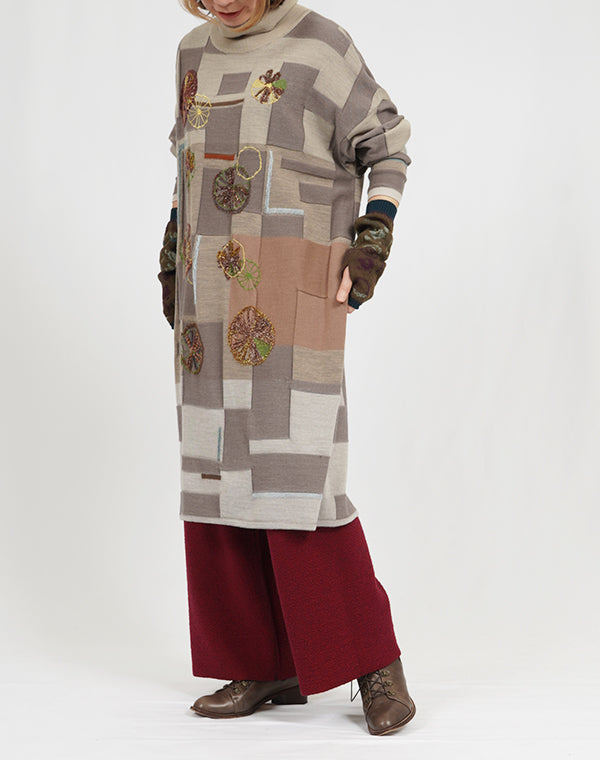 
                  
                    Load image into Gallery viewer, パラレルプレーティング刺繡入りチュニック / BEA07438WA
                  
                