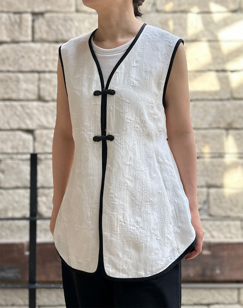 Mame Kurogouchi マメ クロゴウチ｜Raised Jacquard Frog Button Vest