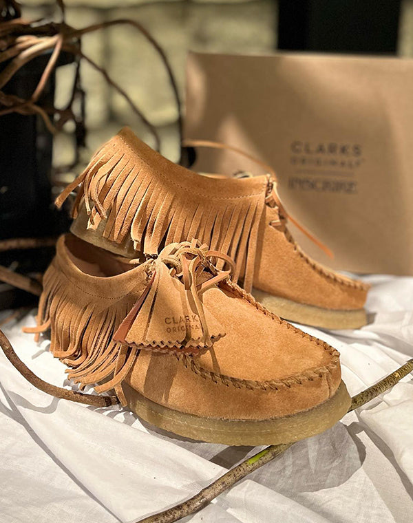 
                  
                    Load image into Gallery viewer, 【SALE】INSCRIRE×CLARKS WALLABEE レザーシューズ / 364342231002
                  
                