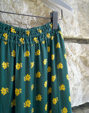 
                  
                    Load image into Gallery viewer, 【SALE】010322GJ5 / Modal Satin Flower Print Frill Skirt / 320237222002
                  
                