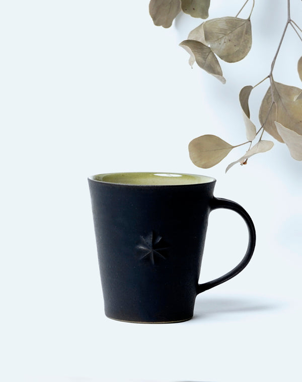 マグカップ(星) / 904413193021 金属を混ぜて作られる器。ざらっとした