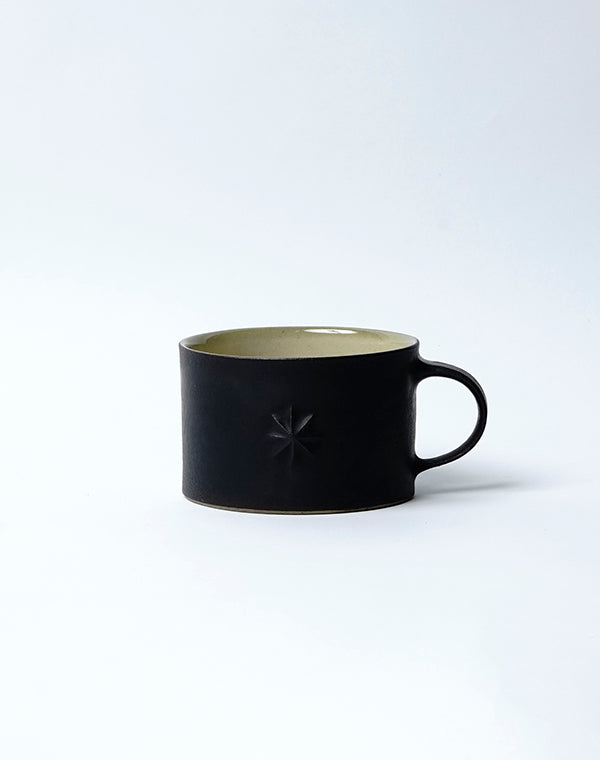 コーヒーカップ(星) / 904413193022 金属を混ぜて作られる器。ざらっと