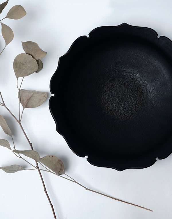 8寸輪花皿 / 904413193007 金属を混ぜて作られる器。ざらっとした