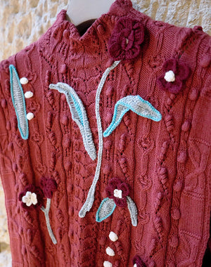 
                  
                    Load image into Gallery viewer, 【SALE】Floral Motif Hand-Knitted Vest - bordeaux / 301165222003
                  
                